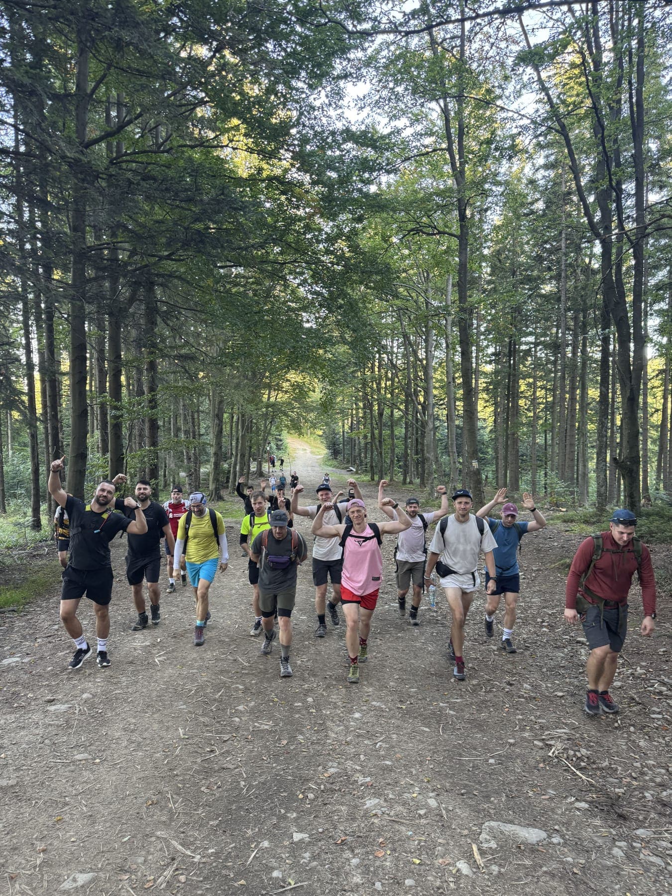 Grupa na wspólnym trekkingu w lesie podczas campu