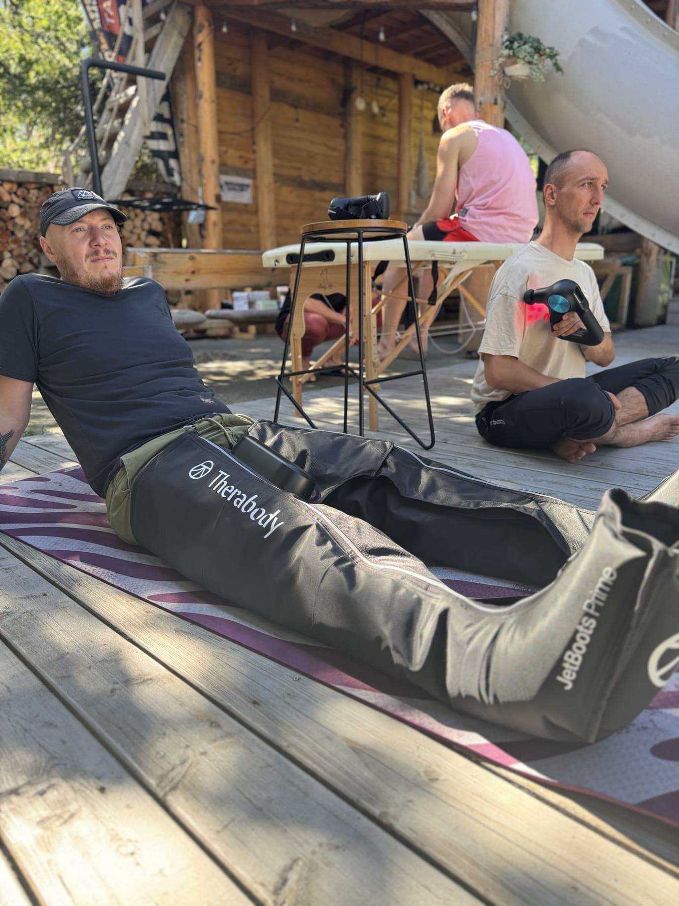 Regeneracja w butach kompresyjnych na campie