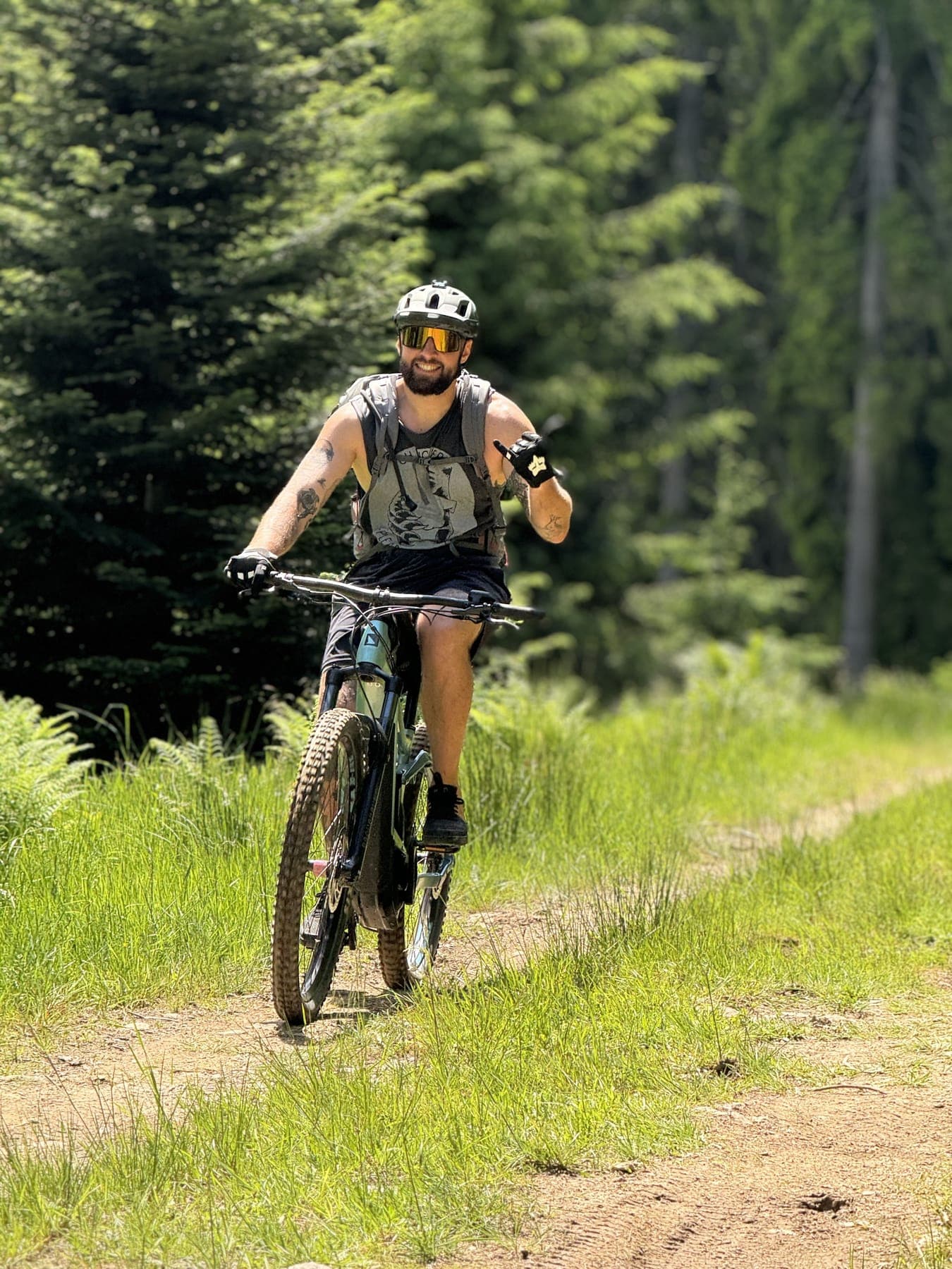 Uczestnik campu na rowerze MTB na leśnym szlaku